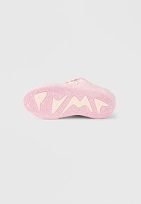 Ροζ σόλα αθλητικού παπουτσιού με στρογγυλά υφασμάτινα μοτίβα, που διαθέτει εμφανές λογότυπο PUMA σε ανοιχτό χρώμα και κυματιστό σχέδιο.