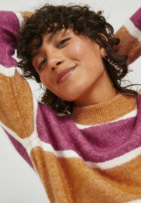 Kolorowy sweter z dużymi poziomymi paskami w kolorze purpurowym, białym i pomarańczowym. Wykonany z miękkiego, teksturowanego materiału z okrągłym dekoltem.