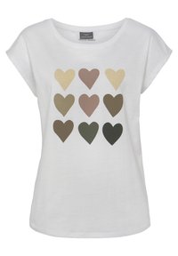 Weißes T-Shirt mit kurzen Ärmeln, das auf der Vorderseite ein Raster aus neun Herzen in beige, braunen und grünen Tönen zeigt.