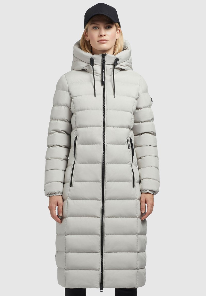 Langer, hellgrauer Puffer-Mantel mit hohem Kragen, Frontreißverschluss und seitlichen Taschen. Verfügt über ein horizontales Steppmuster und eine verstellbare Kapuze.
