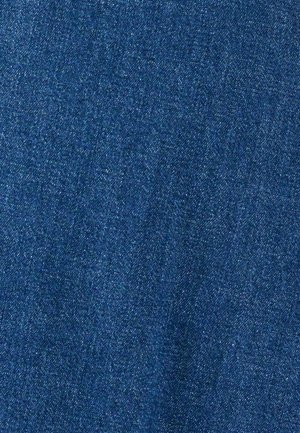 Tela de mezclilla azul con textura visible de tejido diagonal y motas blancas distribuidas de manera uniforme.