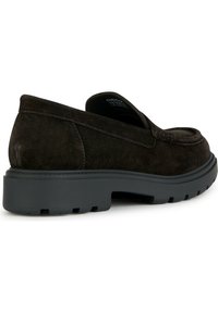 Mörkbruna mockaskor utan snörning med rund tå och en tjock svart gummisula med mönster för grepp. Detaljerad sömnad längs kanterna.