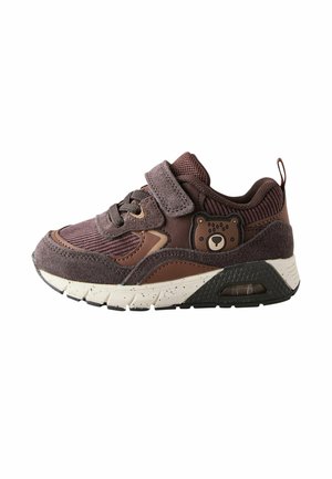 Dziecięce sneakersy w brązowych odcieniach, z cholewką z siatki i zamszu, rzepem, naszywką w kształcie misia oraz białą podeszwą w kropki z poduszką powietrzną.