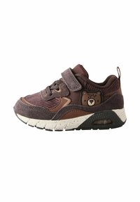 Børnesneaker i brune nuancer, med en overdel i mesh og ruskind, velcro-rem, bjørne-patch detalje og en hvid spraglet sål med air cushion.