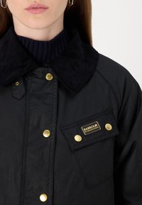 Barbour International MCCLAIN WAX - Jachetă de iarnă - black