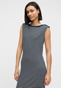 Αμάνικο φόρεμα με ριγέ σχέδιο σε ναυτικό μπλε και λευκό, με ριμπ υφή, εφαρμοστή γραμμή και στρογγυλή λαιμόκοψη με μικρή λεπτομέρεια λογότυπου.