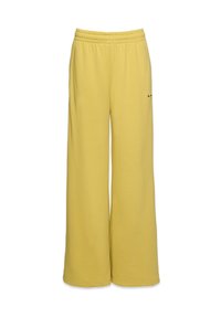 Żółte szerokie spodnie dresowe wykonane z miękkiego materiału, z elastycznym paskiem w talii i małym logo na dolnej stronie.