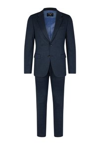 Garnitur w kolorze granatowym o fakturowanej tkaninie, marynarka jednorzędowa, z dwoma przednimi kieszeniami oraz dopasowane spodnie. Podszewka w jaśniejszym odcieniu.