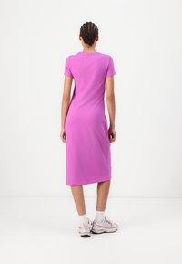 Puma WARDROBE MIDI CUT OUT DRESS - Džersio suknelė - wild berry