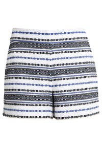 Shorts en tissu tissé avec des rayures alternées noires, bleues et blanches présentant des motifs géométriques, des coutures ourlées et une texture lisse.