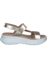 Metalliska guld-sandaler med korsade remmar, vadderad sula och en tjock vit sula, med en texturerad ovandel och minimalistisk design.