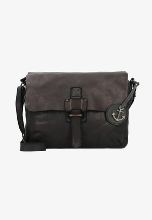 Schwarze Leder-Umhängetasche mit strukturiertem Finish, einer vorderen Klappe, die mit einem Verschluss gesichert ist, und einem Anker-förmigen Anhänger sowie einem verstellbaren Trageriemen.