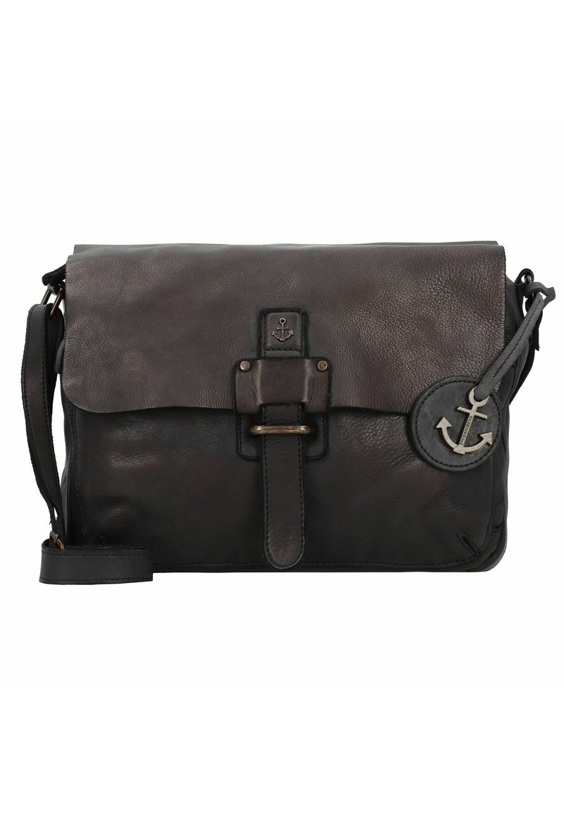 Borsa a tracolla in pelle nera con finitura testurizzata, flap anteriore bloccato da una chiusura, dotata di un ciondolo a forma di ancora e di una tracolla regolabile.
