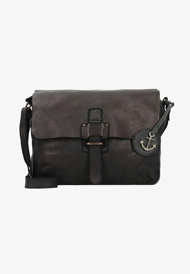 Borsa a tracolla in pelle nera con finitura testurizzata, flap anteriore bloccato da una chiusura, dotata di un ciondolo a forma di ancora e di una tracolla regolabile.