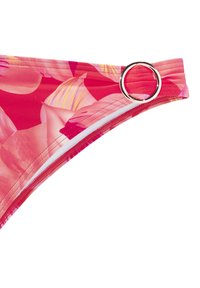 Rozā ziedu bikini tops ar izliekumu, mīkstu audumu un izteiktu sudraba gredzenu akcentu pie siksnas.