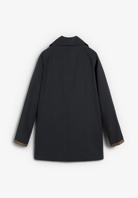 Cappotto blu navy con colletto classico, maniche lunghe e dettagli marroni ai polsini. Tessuto liscio con un design a taglio dritto.