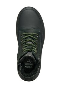 Botas de senderismo de color verde oscuro con una parte superior sintética texturizada, cordones con un patrón y forro interior suave. Cuenta con una cremallera lateral y un collarín acolchado.
