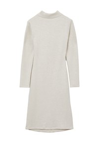 Robe à manches longues, de couleur beige clair, avec un col montant, fabriquée en tissu doux, présentant une silhouette droite et un ourlet légèrement courbé.