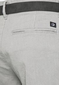 TOM TAILOR DENIM MELANGE WITH BELT - Chinos - grey geometric dobby