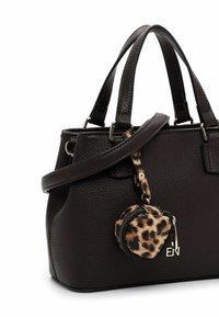 Borsa a tracolla in pelle marrone con texture, dotata di doppi manici e un portachiavi distaccabile con stampa leopardata. Presenta accenti in hardware dorato e una forma strutturata.