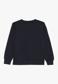 Felpa girocollo blu navy con colletto e polsini a costine. Texture liscia, design minimalista e dettaglio etichetta tessuta sul retro.