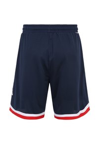 Pantaloni corti sportivi blu navy con texture a rete, dotati di una striscia bianca e rossa all'orlo e di una vita elastica per una vestibilità regolabile.