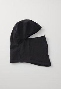 Chapéu preto dois em um com uma seção inferior em lã polar e uma parte superior lisa e elástica; possui furos de ventilação nas laterais.
