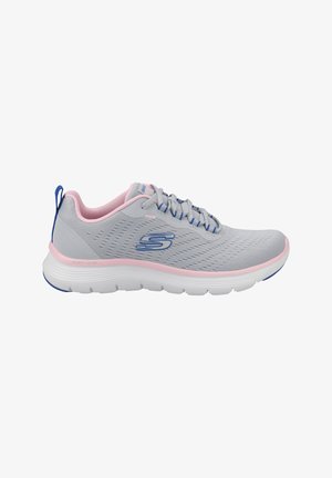 Chaussure de sport grise avec une tige en mesh, accents roses et lacets bleus. Présente une semelle blanche rembourrée avec une surface texturée et un détail de logo.