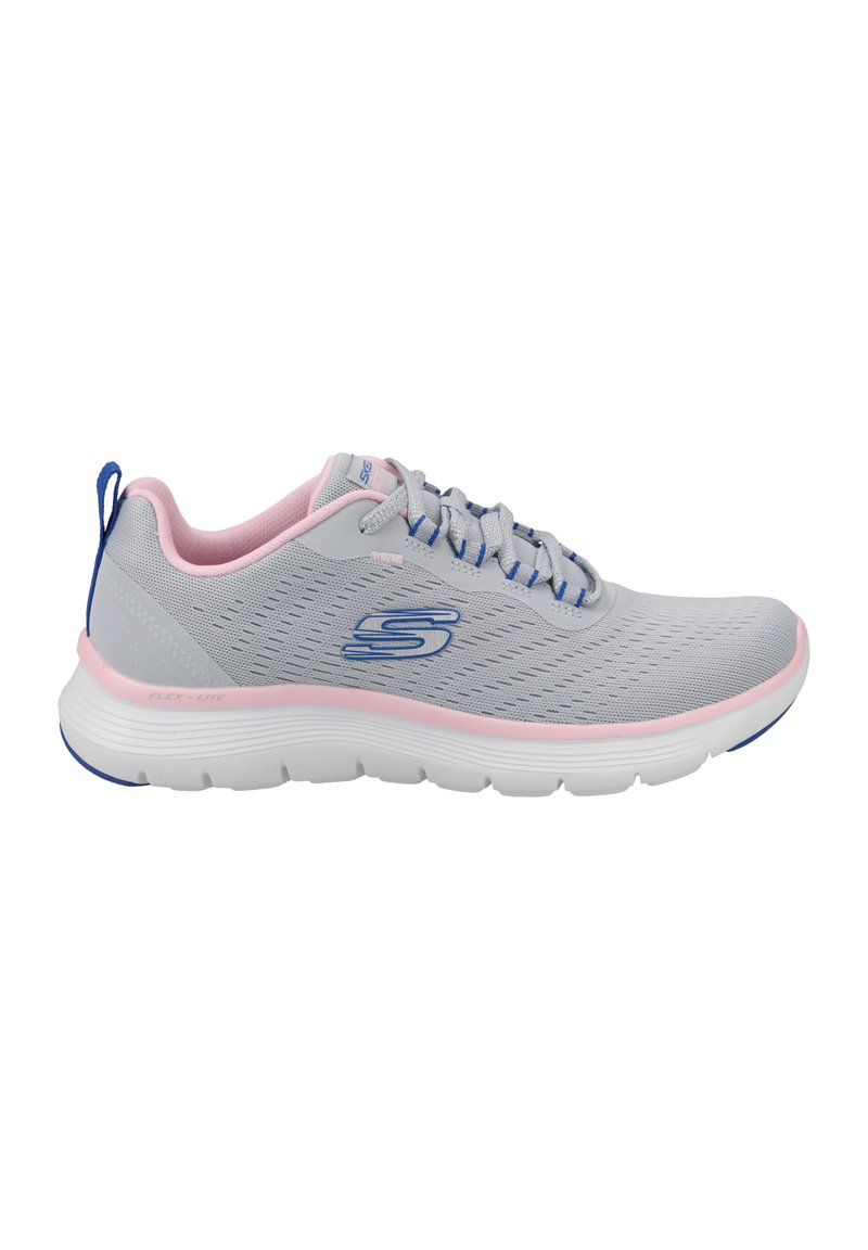 Zapatilla deportiva gris con parte superior de malla, acentos en rosa y cordones azules. Presenta una suela blanca acolchada con una superficie texturizada y detalles del logo.