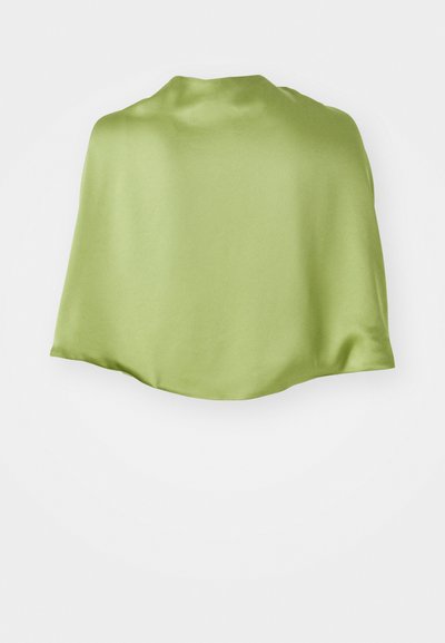 Sciarpa in satin verde con una texture morbida. Presenta un colletto arrotondato e una caduta fluida, progettata per scorrere elegantemente quando indossata.