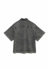 Camicia in denim grigio con maniche corte, colletto a punta e design senza bottoni. Presenta una finitura testurizzata e una cucitura sul retro.