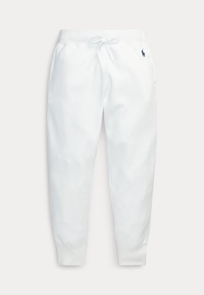 Pantaloni de trening albi cu talie elastică și șnur, buzunare laterale, tivuri la glezne și mic logo închis la culoare în partea superioară stângă.