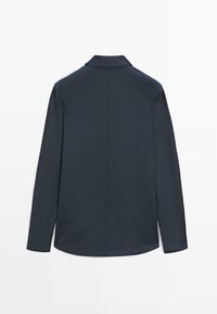 Camicia blu navy scuro con colletto, maniche lunghe e orlo dritto. Tessuto liscio con un design minimalista e senza motivi o accessori visibili.