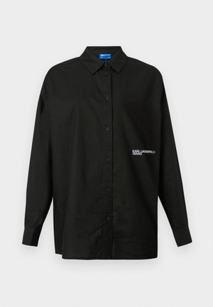 Schwarzes Hemd mit Knopfleiste und klassischem Kragen, langen Ärmeln und einem gestickten Logo auf der linken Seite. Aus glattem Stoff gefertigt.