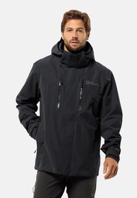 Schwarze wasserdichte Jacke mit Reißverschlusstaschen, verstellbarem Kapuzen und elastischen Bündchen, die eine glatte Textur und ein modernes Design zeigt.