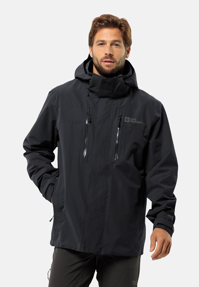 Schwarze wasserdichte Jacke mit Reißverschlusstaschen, verstellbarem Kapuzen und elastischen Bündchen, die eine glatte Textur und ein modernes Design zeigt.
