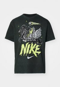 Camiseta de algodón negra con un gráfico vibrante de un caballo con alas, una figura y un balón de baloncesto, con "NIKE" en un brillante verde neón.