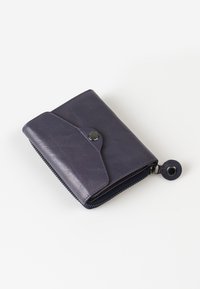 Paarse leren portemonnee met een ritsluiting, drukknop, gladde textuur en een voorflap ontwerp, met afmetingen van ongeveer 10 centimeter bij 13 centimeter.