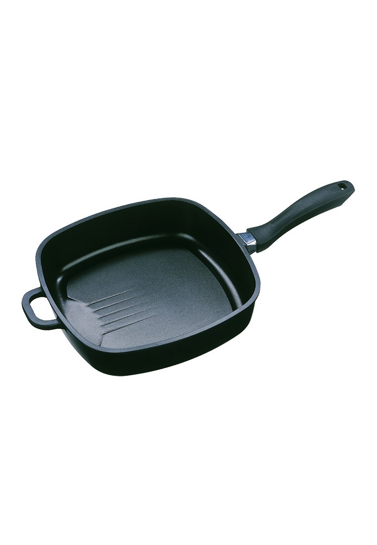 Kwadratowa czarna patelnia z nieprzywierającą powłoką, z teksturowanym dnem i odporną na ciepło czarną rączką. Dwie boczne rączki ułatwiające podnoszenie.