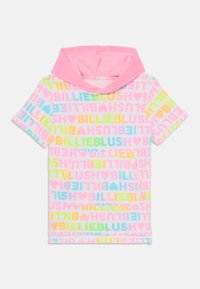 Krátky rukáv mikina s kapucňou v pastelových farbách má opakujúci sa text "BILLIEBLUSH" v rôznych písmach a akcenty srdiečok na svetloružovom pozadí.