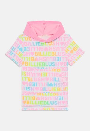 Haut à manches courtes en couleurs pastel avec le texte répété "BILLIEBLUSH" dans différentes polices et des accents en forme de cœur sur un fond rose clair.