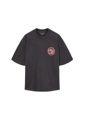 Zwarte t-shirt met korte mouwen featuring een ronde roze grafische logo aan de linkerkant, gemaakt van zachte katoen met een relaxte pasvorm en ronde hals.