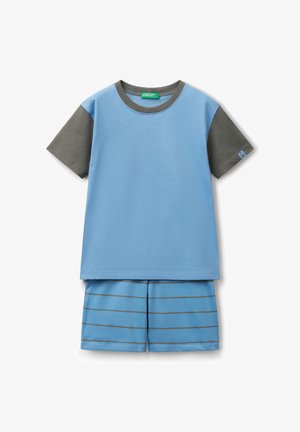 Conjunto de algodón que incluye una camisa de manga corta azul con mangas grises y pantalones cortos azules a juego con rayas horizontales grises.