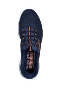 Zapato slip-on de malla azul marino con detalles en naranja, con cordones elásticos y plantilla acolchada de espuma viscoelástica. Suela exterior de goma texturizada.