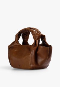 Braune Ledertasche mit gerafften Seiten und geflochtenen Griffen, die ein kleines Totenkopf-Logo in der Mitte auf der Vorderseite aufweist.