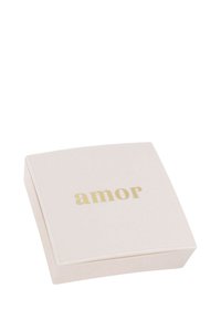 Scatola quadrata rosa chiaro con angoli arrotondati, con la parola "amor" in lettere dorate sulla parte superiore. Texture liscia, design minimalista.
