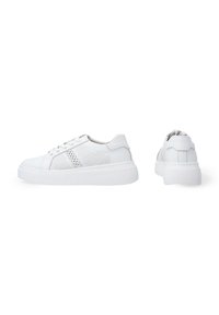 Weiße Sneakers mit einem Obermaterial aus glattem Leder und perforierten Akzenten, ausgestattet mit einer dicken Gummisohle und traditionellem Schnürdesign.