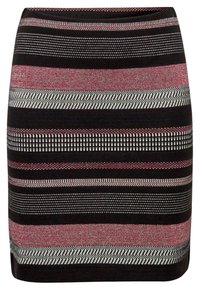 Jupe tricotée rayée noire et rose avec des motifs et textures variés, présentant des lignes horizontales rouges, noires et des accents argentés.