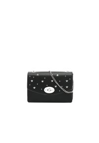 Sac à main en cuir noir avec des embellissements en étoiles et en clous, doté d'une bandoulière en chaîne argentée et d'un fermoir ovale argenté à l'avant.
