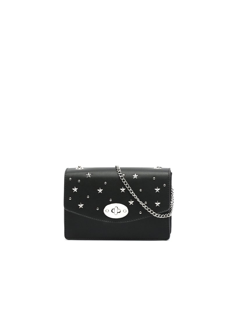 Sac à main en cuir noir avec des embellissements en étoiles et en clous, doté d'une bandoulière en chaîne argentée et d'un fermoir ovale argenté à l'avant.